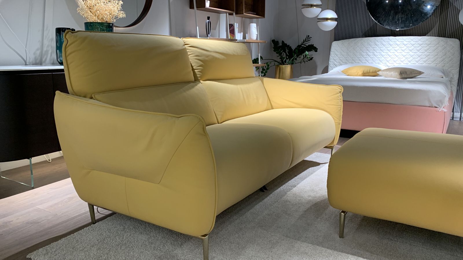 Прямой диван FUNK с двумя реклайнерами в комплекте с пуфом, кожа — ₽, купить у официального дилера Nicolettihome