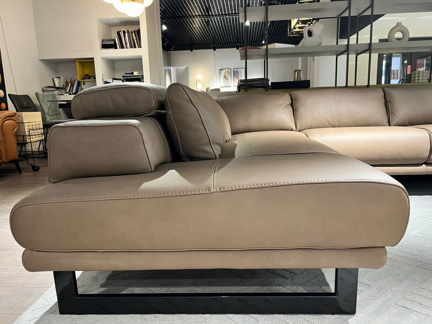 Угловой диван JERSEY в коже с регулируемыми подголовниками — ₽, купить у официального дилера Nicolettihome